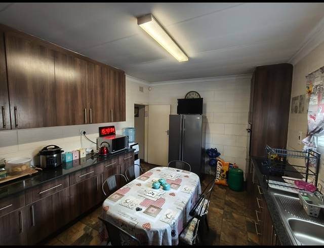 4 BEDROOM FREEHOLD FOR SALE IN OOS EINDE